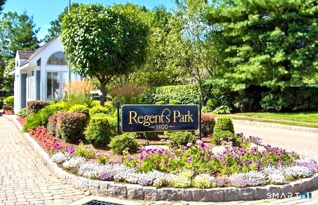 Building Photo - 32 Regents Pk Unit 32