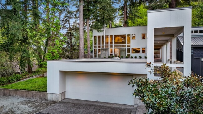 Building Photo - 2261 W Lake Sammamish Pkwy SE