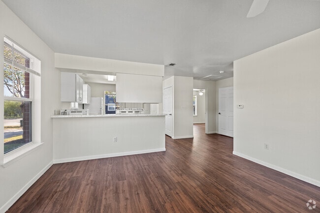2BR, 2BA - 1,036SF - Living