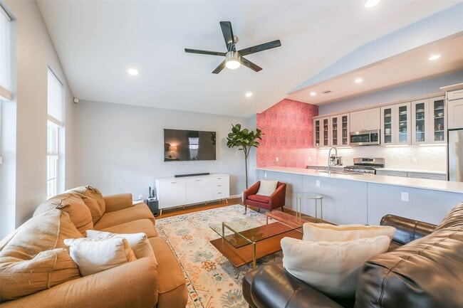 Photo - 213 N Hutcheson St