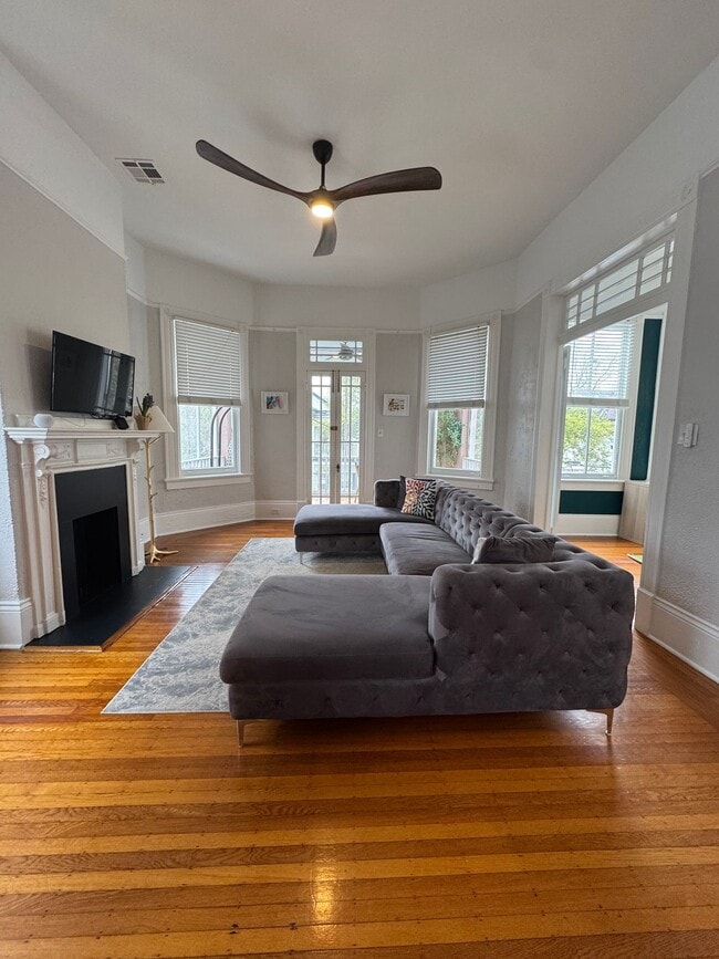 Photo - Spacious 4bed/ 3bath home located in the heart of Uptown - Partially furnished *** Unit 1660