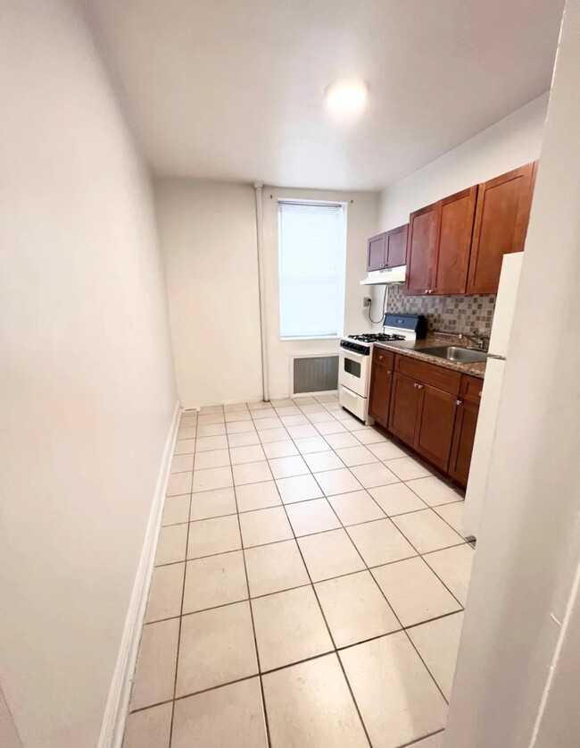 Photo - 707 E 189th St Apartamento
