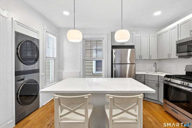 Building Photo - 52 Edwards St Unit #1