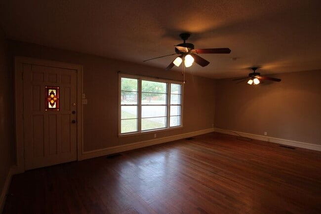 Photo - Charming 3 Bedroom 2 Bath Near TJC!