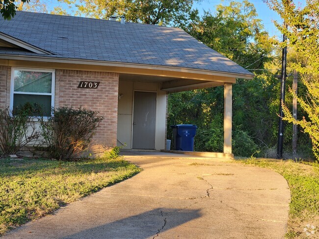 Building Photo - Garland Duplex 2 bed Rental