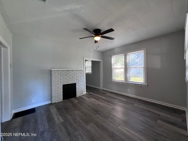 Photo - 2953 Spencer St