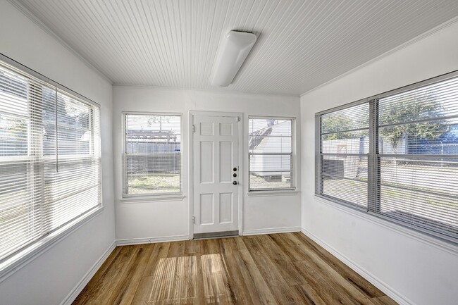 Photo - 1823 Angeline St