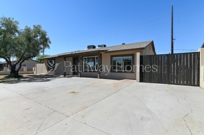 Photo - 2002 N 47th Ave