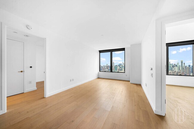 Photo - 3 Ct Square W Unit 5601