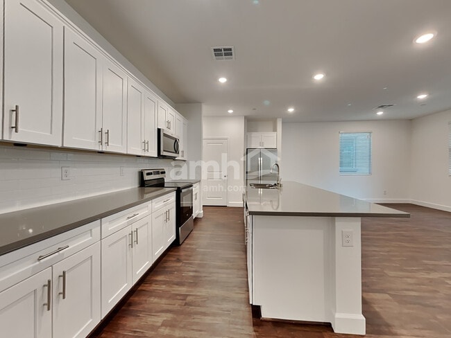 Photo - 136 Charmante Tulip Ln