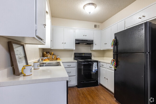 2BR, 1BA - 890SF - Kitchen