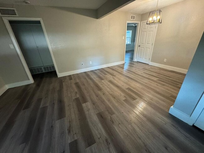 Photo - 3160 Chatsworth Dr