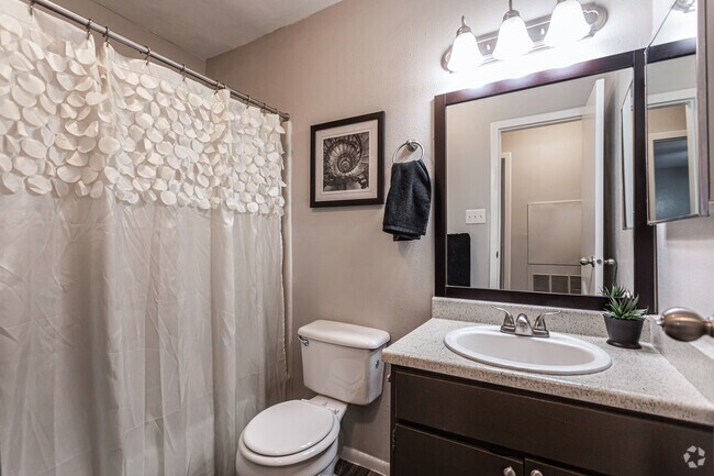 1BR, 1BA - 689SF Bathroom