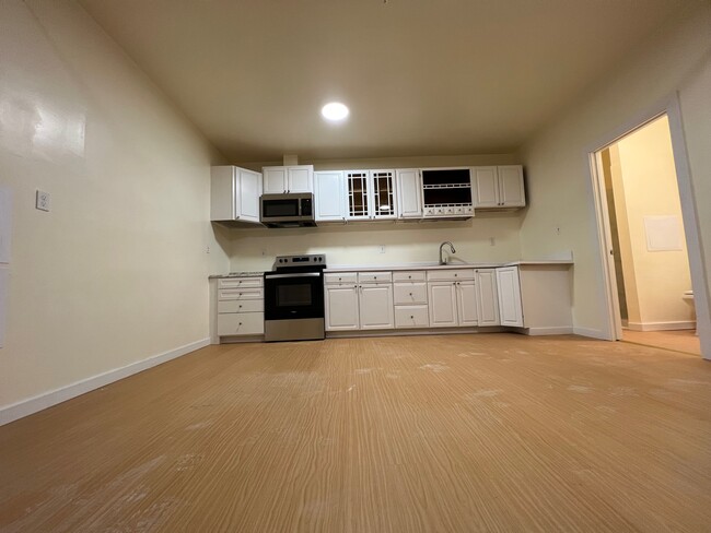 Building Photo - 170 Meriden Rd Unit 2 or B