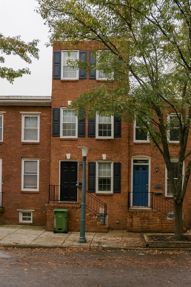 Building Photo - Spacious 4 Bed / 3.5 Bath Townhome in the ...