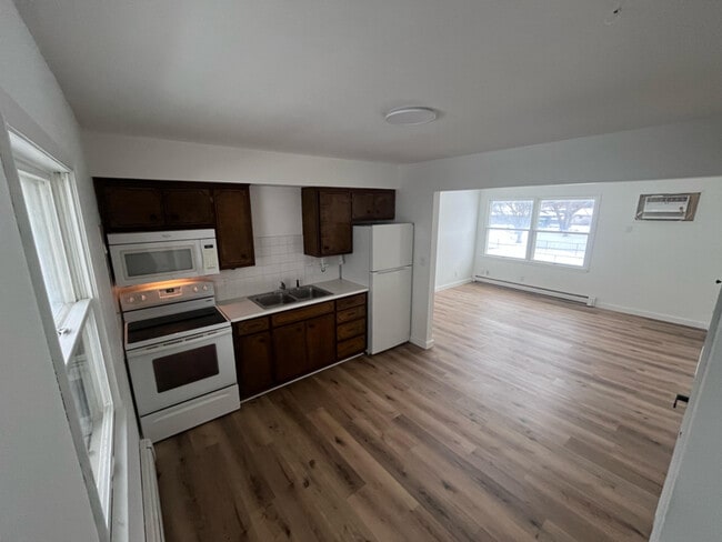 Building Photo - 704 E 14th St