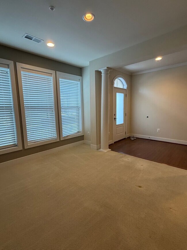 Photo - 4 LEVEL TOWNHOUSE WITH 2 CAR GARAGE, WALKING DISTANCE TO DOWNTOWN CROWN