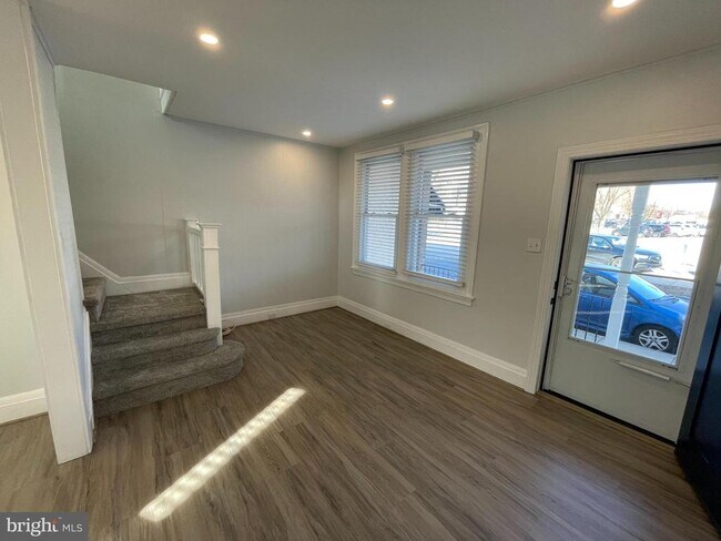 Photo - 760 W Railroad Ave