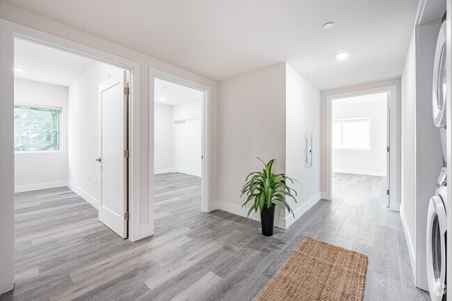 3BR, 2BA - 1,424SF - Hallway / Laundry