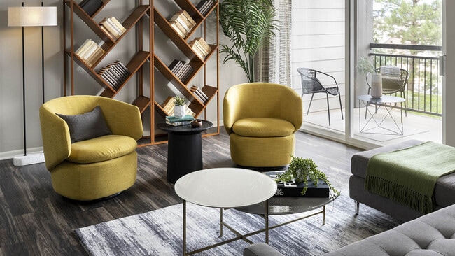 Sala de estar del apartamento con pisos de madera.