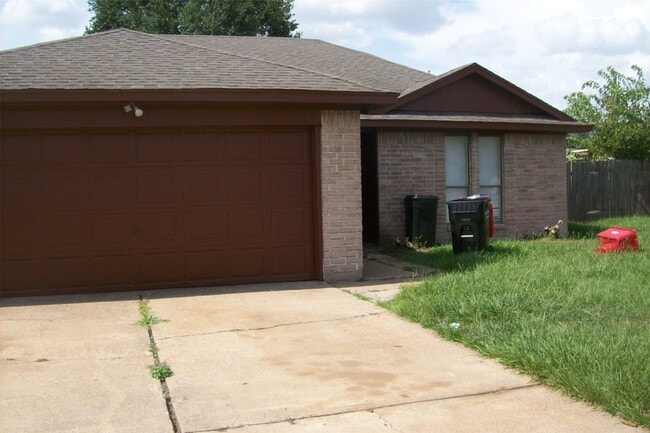 Building Photo - 10526 Crescent Moon Dr Rental