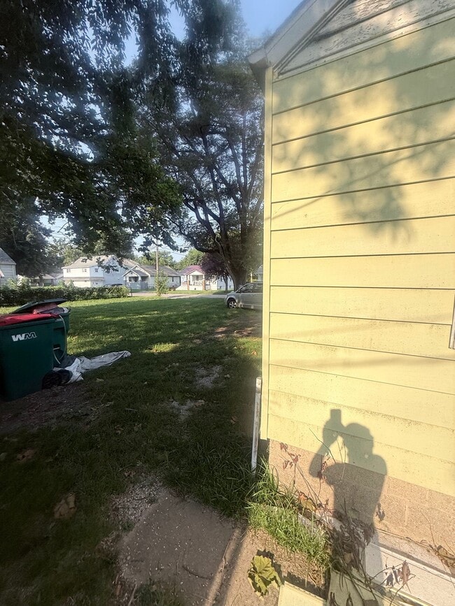 Photo - 1746 N Woodford St