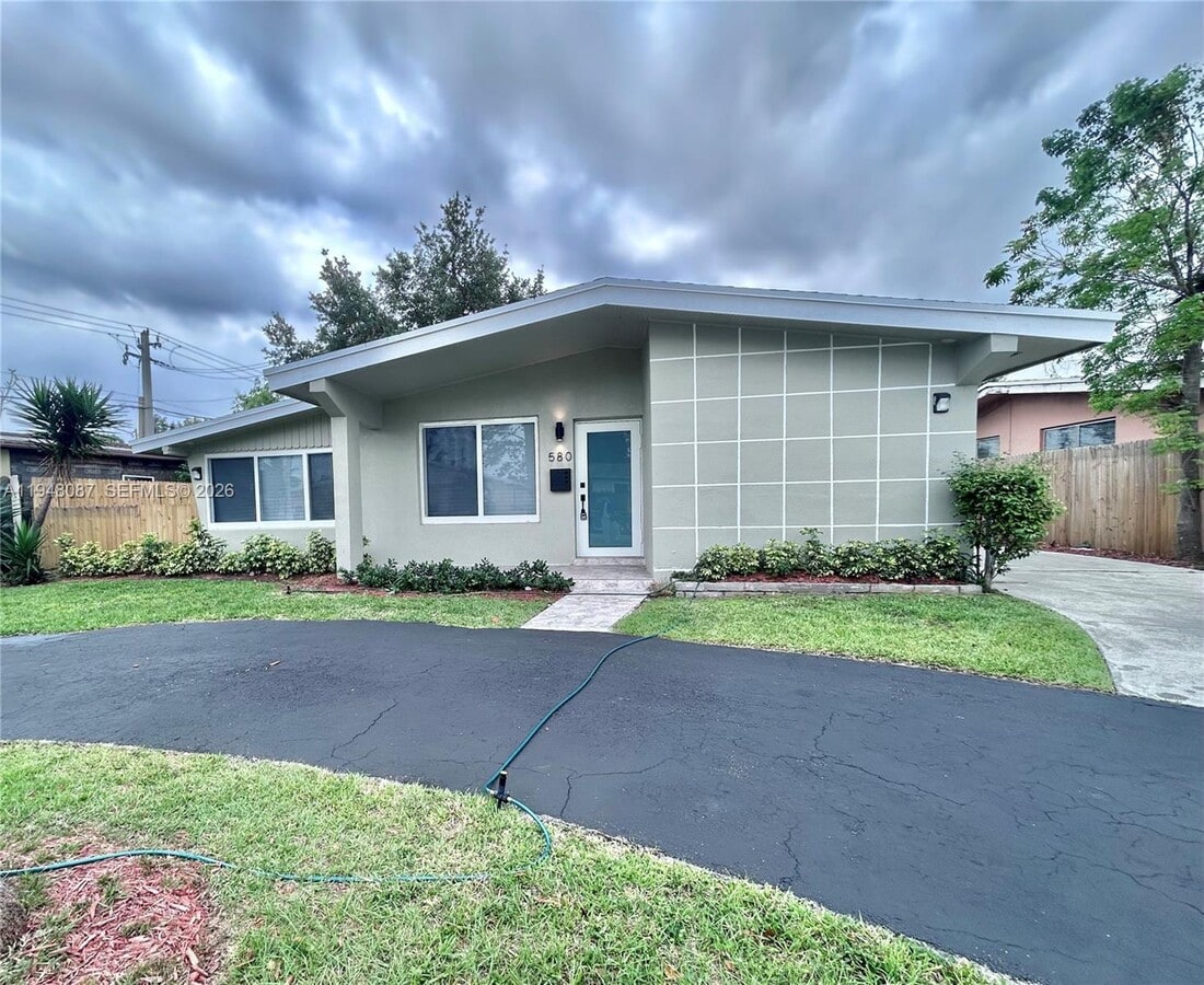 Photo - 580 NE 177th St