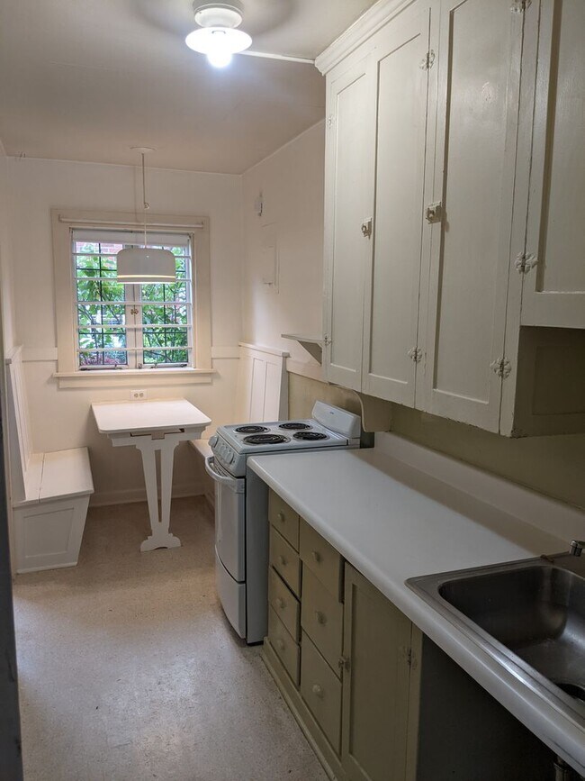 Photo - Broadway Court