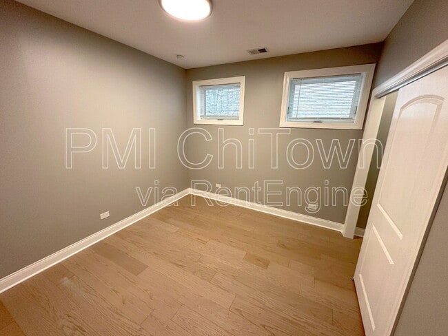 Photo - 4952 S Michigan Ave