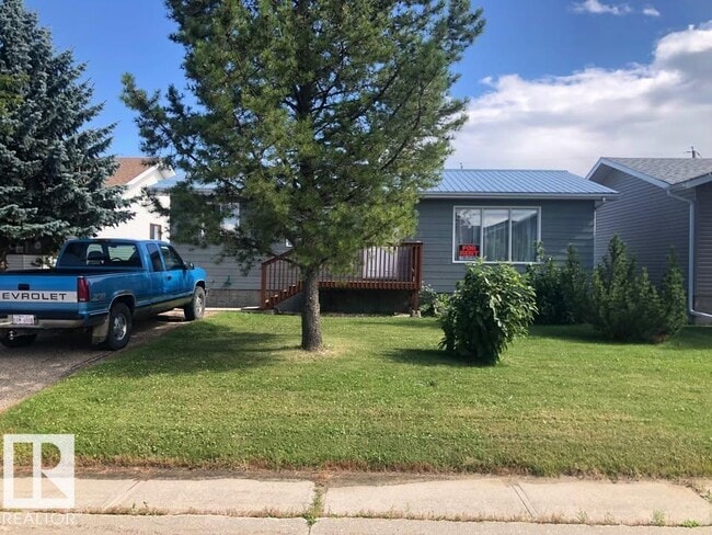 Photo - 4619-4643 43 St