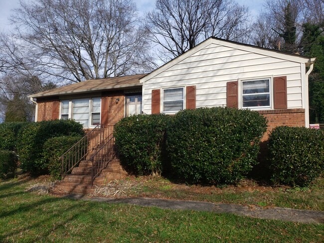 Building Photo - FOR RENT WINSTON SALEM