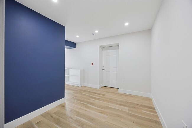 Building Photo - 4522 Baker St Unit 4
