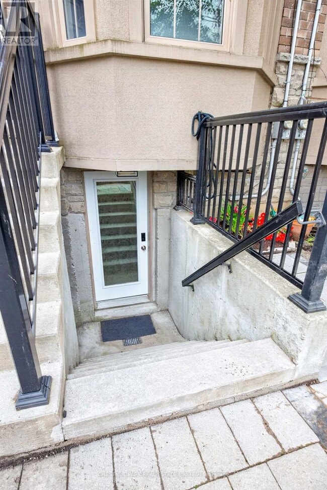 Photo - 2823 St Clair Ave E