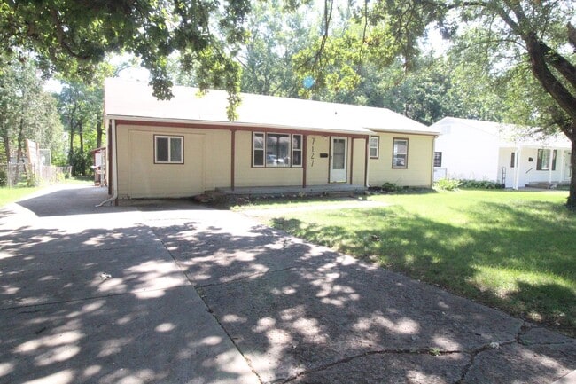 Building Photo - 4 Bedroom 2 Bath Updated Home In Overland Park