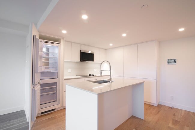 Building Photo - 3460 Rue Peel Unit 2008