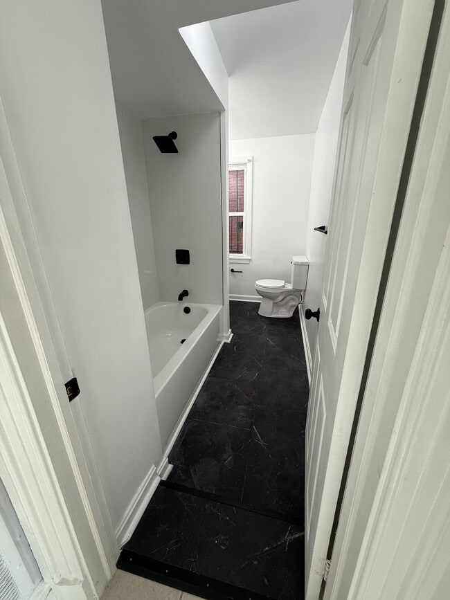 Baño recién renovado - 31 S Arlington Ave Apartamentos Unidad 1