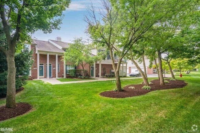 Building Photo - Sharp 2 bedroom, 2 bath upper condo in Not...