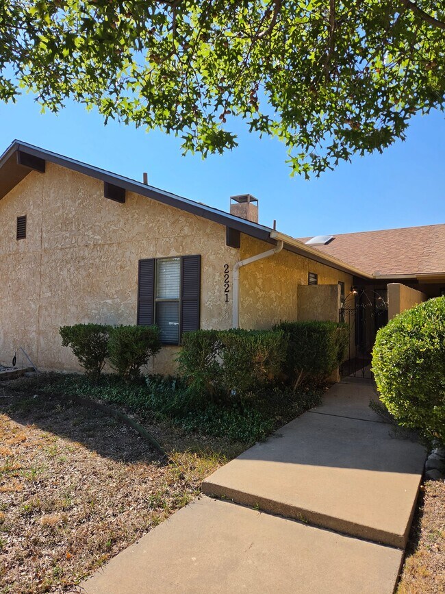 2221 Valleyview Blvd