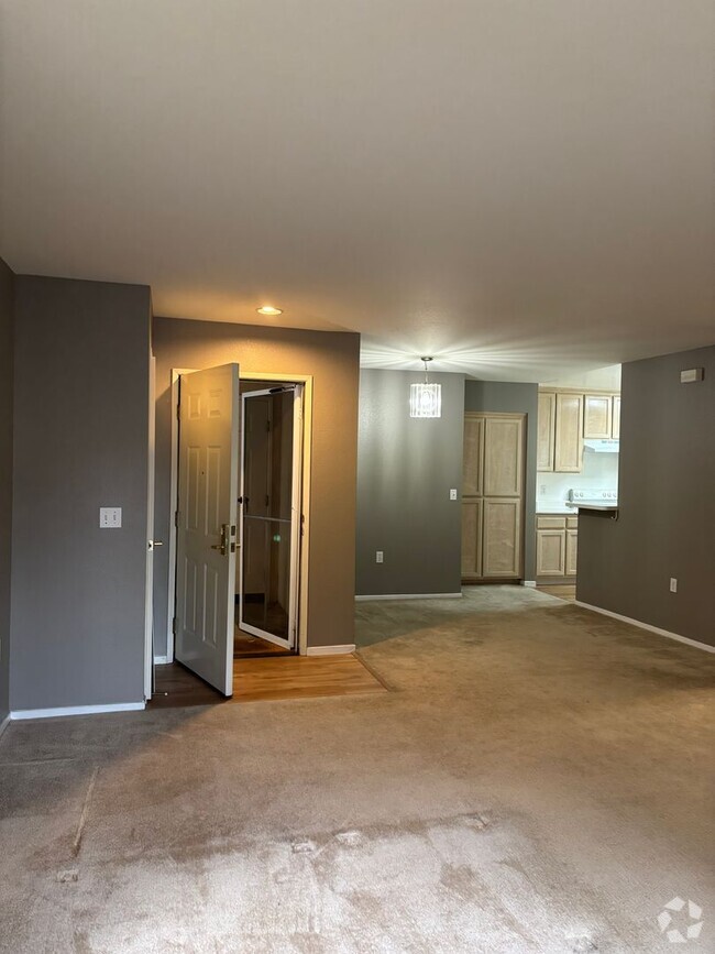 Building Photo - Awesome Newer Complex, Great Location One ... Rental