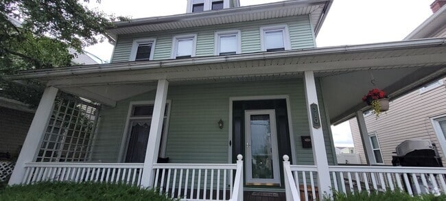 Building Photo - 4 Bedroom 1 bathroom home located in Leola PA