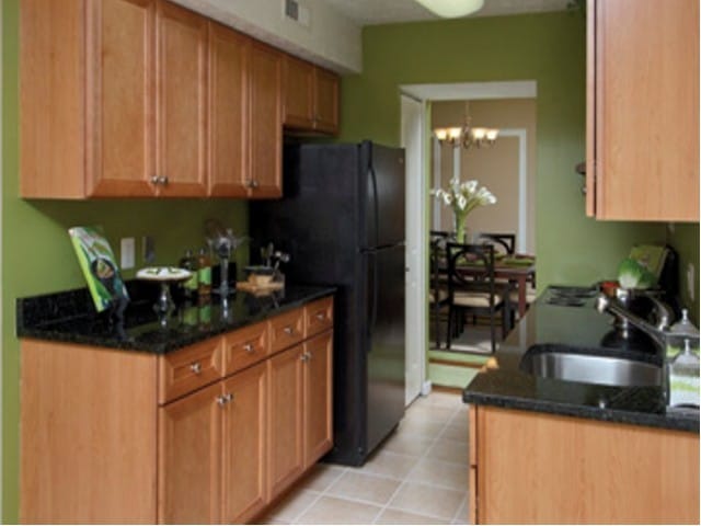 Large renovated kitchens - Glen Oaks Apartments