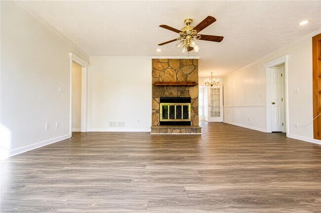 Photo - 818 Springlake Rd