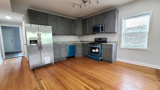 Photo - 619 E Groveland Park Unit 2W