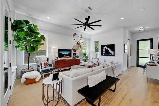 Photo - 2909 Kuhlman Ave