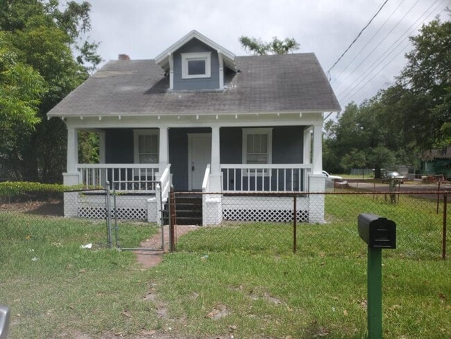Building Photo - Fully Renovated 3/2 Single Family Ready for Move In!