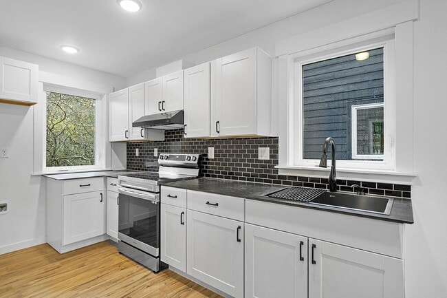 Photo - Stylish Portsmouth apartment by dining, pa...