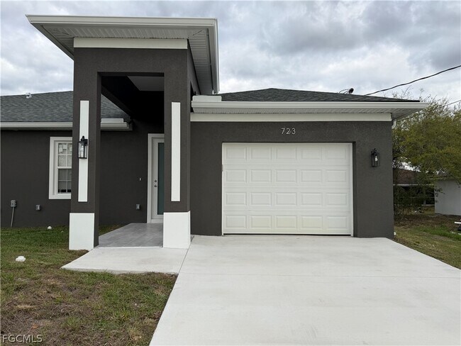 Photo - 723 Ivan Ave S