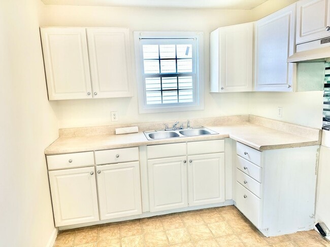 Photo - 1046 Henderson St