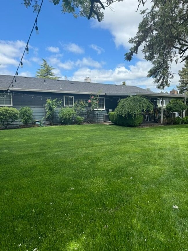 Photo - ?Lovely 3bed/2bath Ranch style home with HUGE private yard in ?