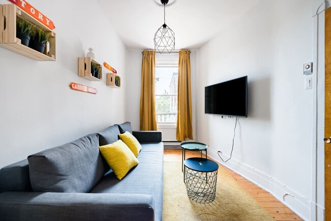 Building Photo - 2392 Rue Frontenac